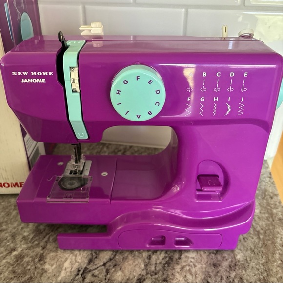 Janome New Home Purple Thunder Model 525B Mini Sewing Machine Works! W/ Extras - Picture 3 of 15